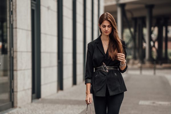 How to wear a belted blazer || all black autumn outfit .
