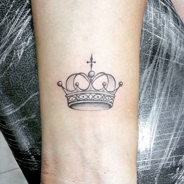 50 Crown Tattoo Ideas for Men and Women // September, 2020 | Crown .