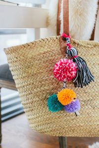 DIY Pom Pom Beach Bag | Diy tassel, Diy pom pom, Pom pom beach b