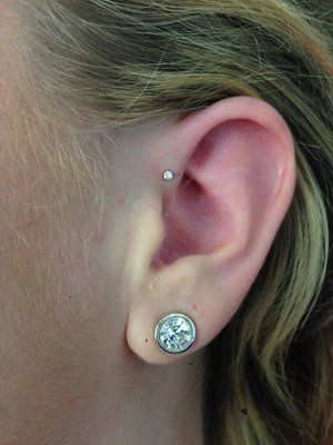 Inner Helix Piercing | Earings piercings, Forward helix piercing .