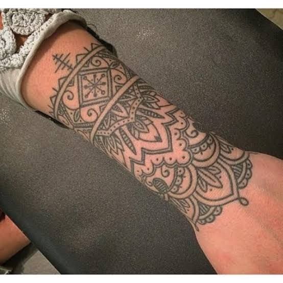 wrist tattoo henna style - Google Search | Wrist tattoos for women .