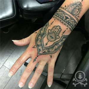 Lovely henna style hand and wrist tattoo by Alex Feliciano .