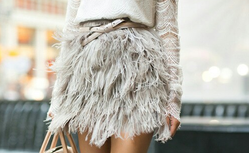 15 Gorgeous Feather Outfits For A Holiday Party - Society