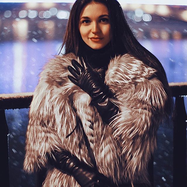 Fluffy fur coat and long black leather gloves | Gloves fashion .