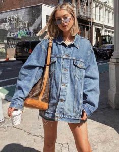 25 Oversized Denim Jacket Outfits to Catch Trends Train - Outfit .