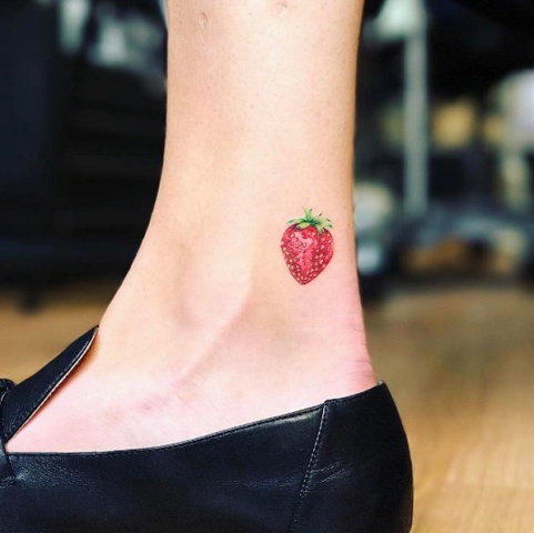 18 Excellent Strawberry Tattoo Ideas For Women - Styleohol