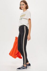 Pin by Tamara Albornoz on modern girl in 2020 | Striped jeans .