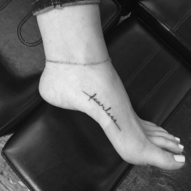 Fearless Tattoo zu Fuß | Foot tattoos, Gorgeous tattoos, Tiny tatto