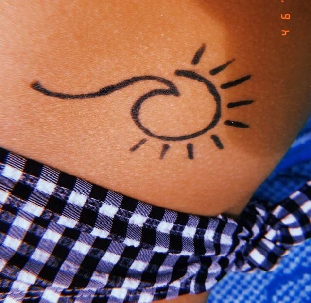 Τατουαζ κυμα-ήλιος #cuteeasytattoos | Simple henna tattoo, Henna .