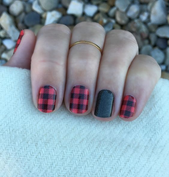 38 Ultimate Christmas Manicure Ideas To Try | Beauty | Plaid nails .