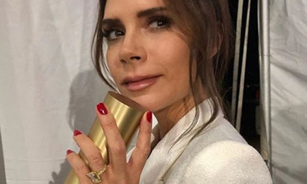 Victoria Beckham just had the ultimate Christmas manicure and wow .