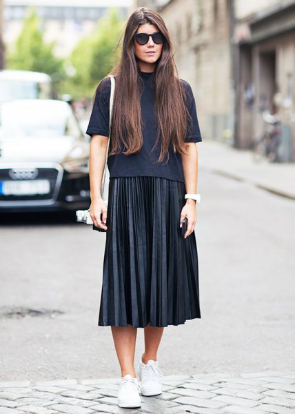black short-sleeved sweater with stand-up collar and pleated skirt