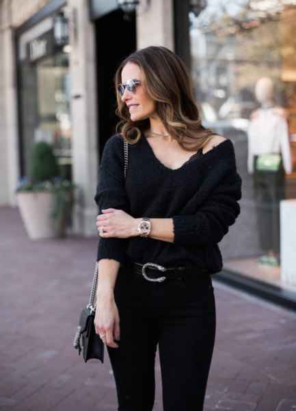 black bralette with v-neck sweater and skinny jeans
