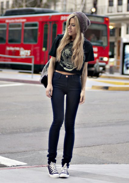 black cropped graphic t-shirt with skinny jeans