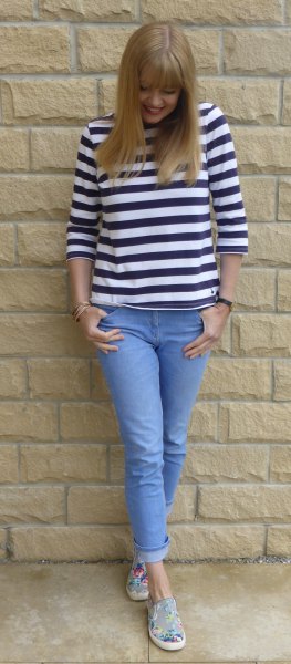 Black and white t-shirt with three-quarter sleeves and light blue skinny jeans