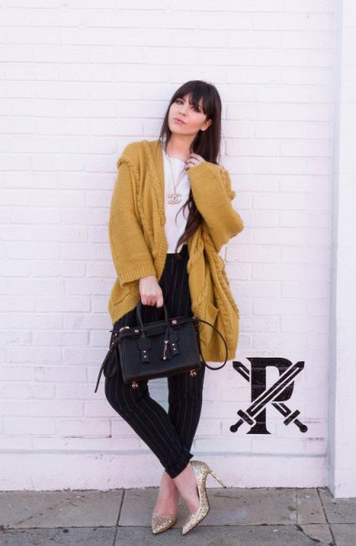 oversized mustard cardigan with black jeans and gold heels