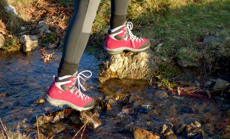 Best hiking shoes for women: 14 pairs for female feet in 2020.