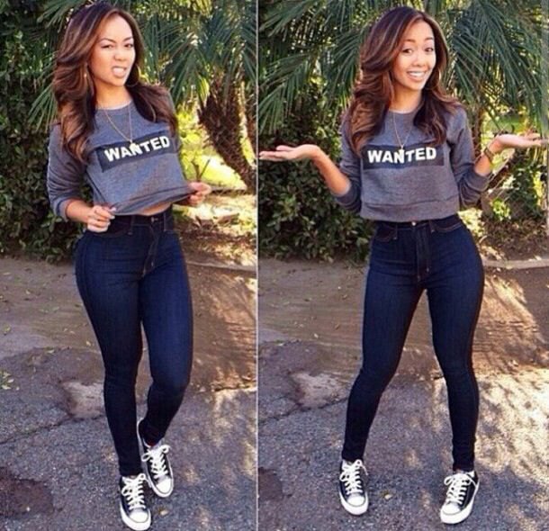 gray printed cropped sweatshirt paired with dark blue high-waisted skinny jeans