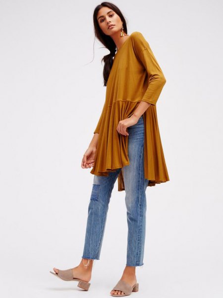 green long sleeve dress top with side slit and ankle jeans