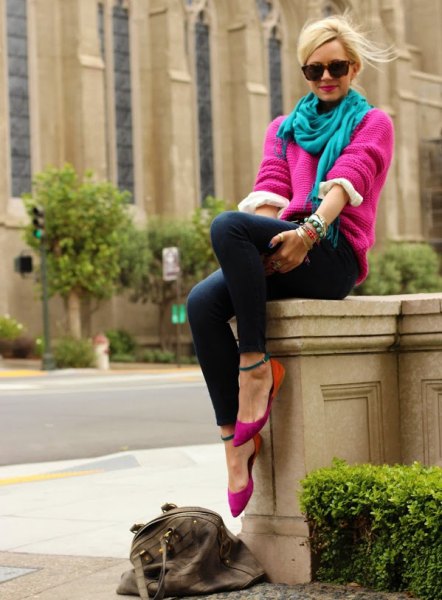 pink chunky sweater with teal linen scarf and skinny jeans