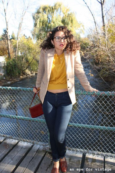 Ivory blazer with a yellow sweater and dark blue skinny jeans
