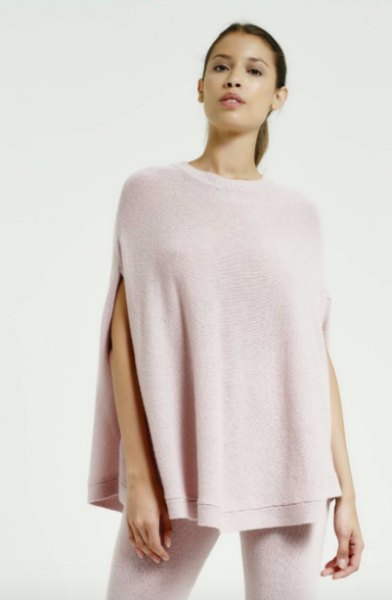 Light pink cashmere poncho and white skinny jeans