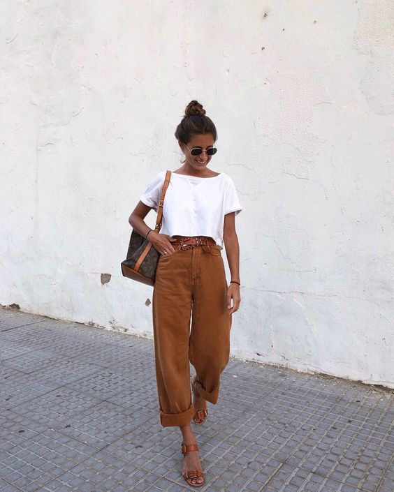 Spring Summer 2019 outfit ideas.  Women simple casual outfit.