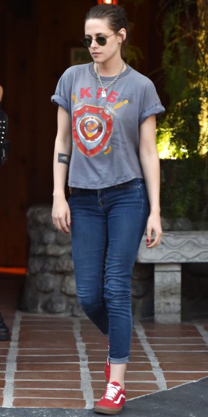 gray retro t-shirt with dark blue skinny jeans with cuffs