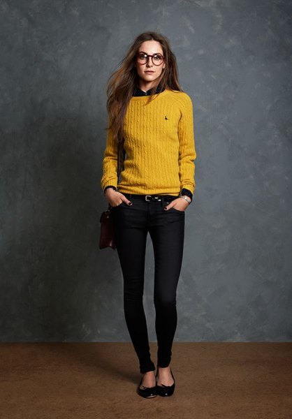 yellow ripped sweater with black shirt and skinny jeans