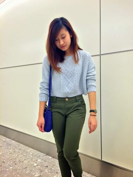 Short knit sweater with green chinos