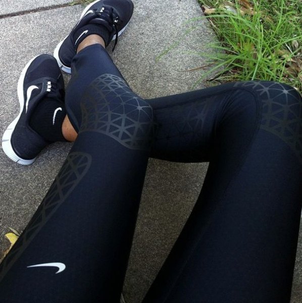 black Nike jogging tights with matching running shoes