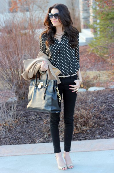 black and white dotted blouse with skinny jeans