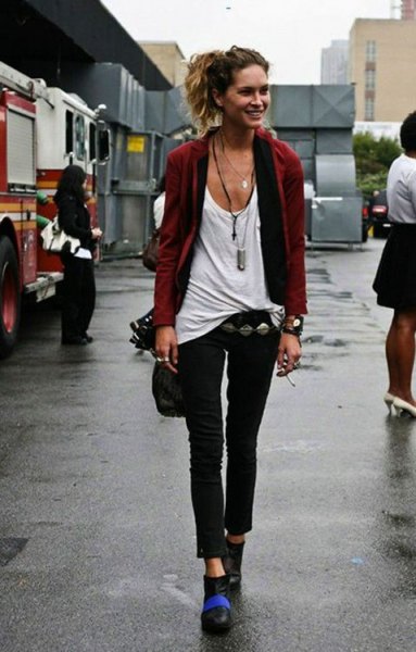 Burgundy blazer worn with a white scoop neck tank top and black ankle-high skinny jeans
