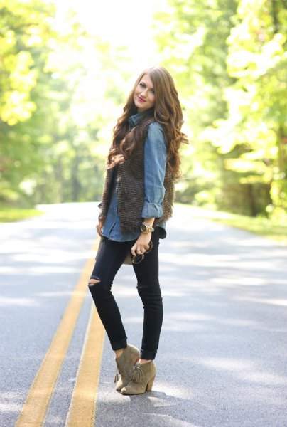 Light blue chambray shirt with buttons and black skinny jeans