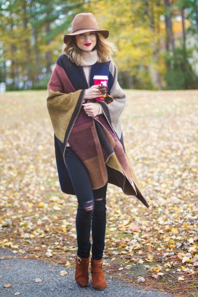 Brown and navy blue wraparound sweater with floppy hat and skinny jeans