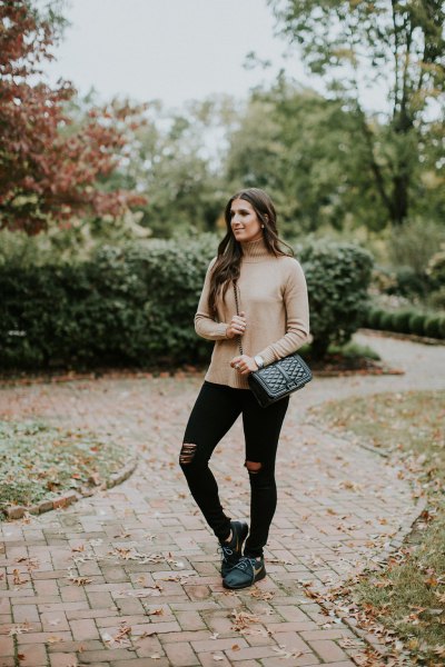 Blush pink sweater with black skinny jeans