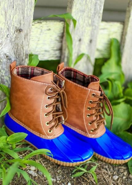 brown and royal blue ankle boots with skinny jeans