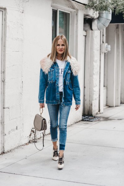 Denim jacket with a blue fur collar and skinny jeans