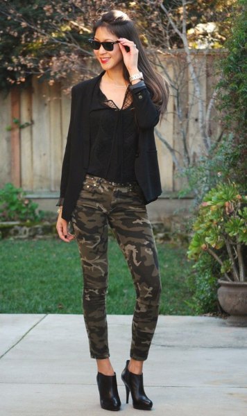 black blazer with chiffon blouse and skinny jeans
