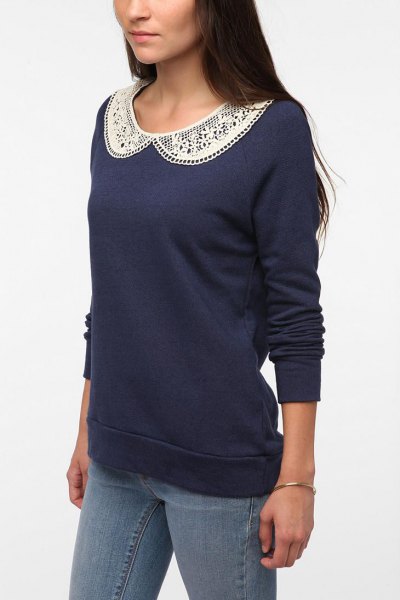 Dark blue sweatshirt with a lace collar and skinny jeans