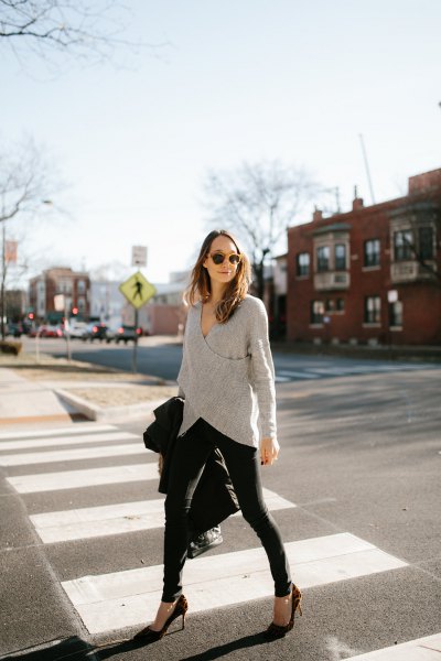 gray wrap sweater with black skinny jeans