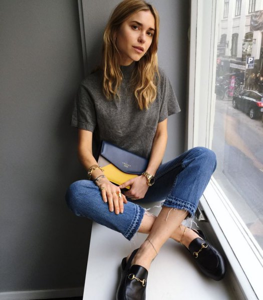 gray t-shirt with blue cropped jeans and leather slippers