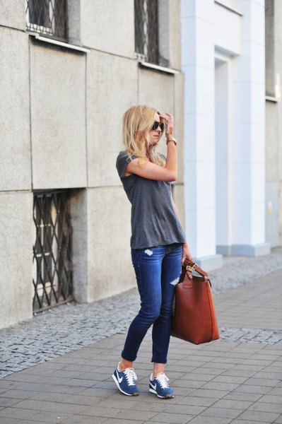 gray t-shirt with blue skinny jeans with cuffs and tennis shoes