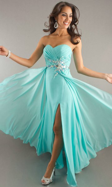 Fitted with a sweetheart neckline and a floor length chiffon flared dress with open toe heels