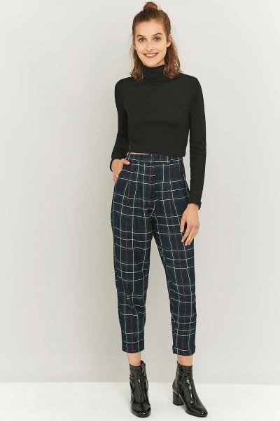 Short sweater with a stand-up collar and black and white checked trousers