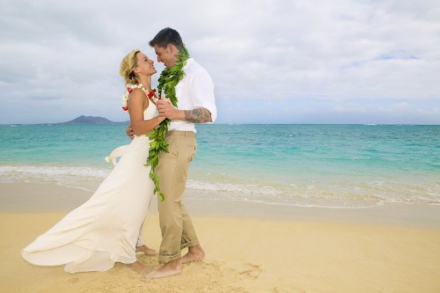 Hawaiian style wedding dress with a white fit and flared chiffon