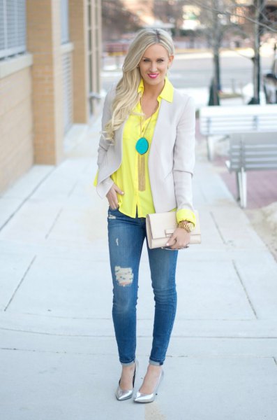 yellow button down shirt, light gray blazer and skinny jeans