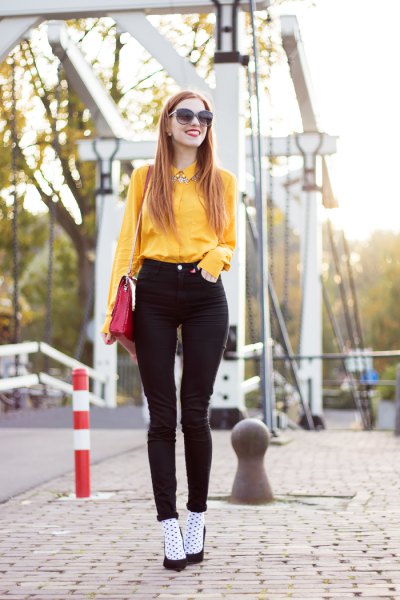 yellow button down shirt and black skinny jeans