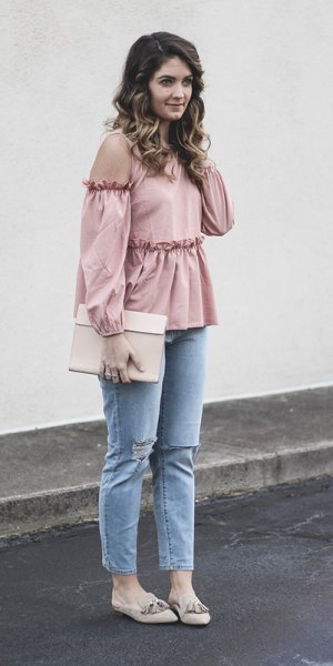 Light pink cold shoulder peplum top paired with light blue skinny jeans