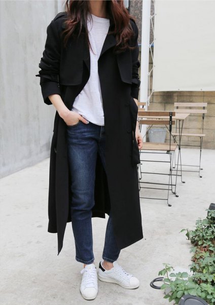 Maxi long black coat with sweater and white sneakers